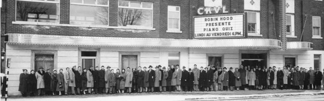 Employés de CKVL 850 devant la station en 1953.