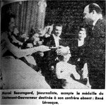 Marcel Beauregard accepte la médaille du lieutenant-Gouverneur destinée à René Lévesque.