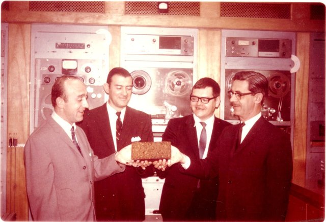 Maurice, Rolland Nadreau, Gilles Morissette et Gilles Guay. (Gâteau reçu en cadeau des fêtes de la part de Corey Thompson..ah