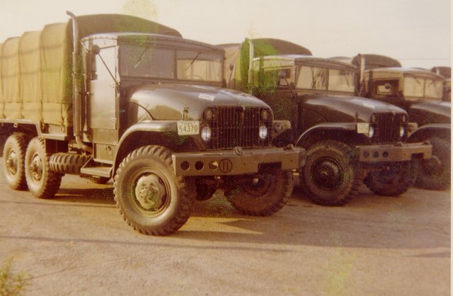 Camions au MESS des sergents à Valcartier 8 nov 1971